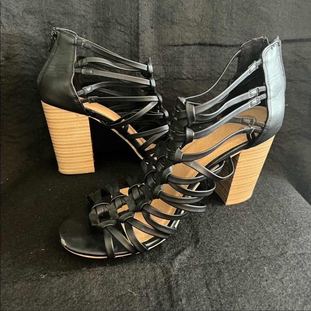 STRAPPY BLACK SANDALS WITH 3.5” HEEL